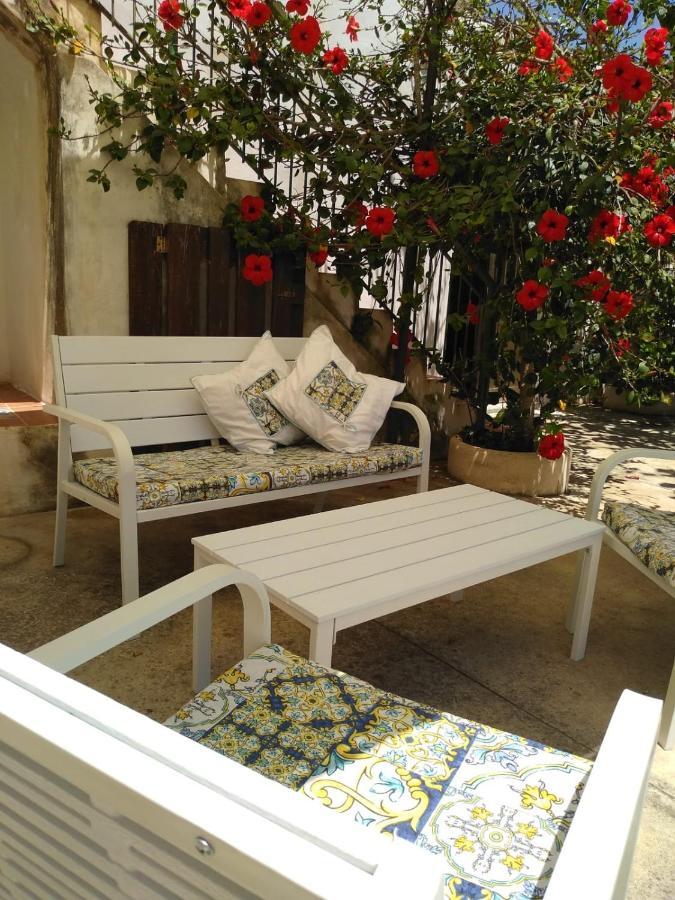 Casale Hibiscus Villa Santa Maria Del Focallo Luaran gambar